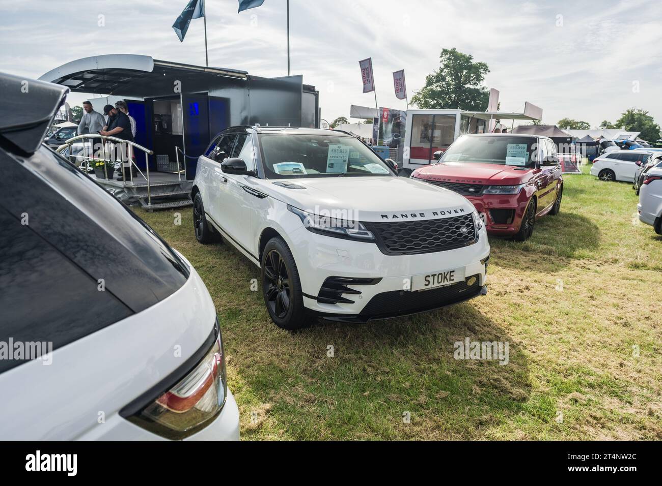 Nantwich, Cheshire, Inghilterra, 26 luglio 2023. Range Rover Velar bianca presso uno stand fieristico, illustrazione editoriale per il commercio automobilistico. Foto Stock