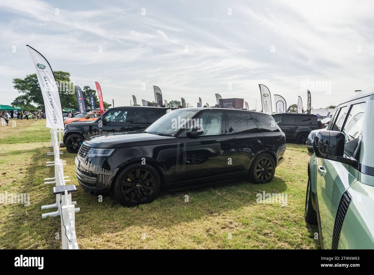 Nantwich, Cheshire, Inghilterra, 26 luglio 2023. Black Range Rover Vogue presso uno stand di un club fieristico, illustrazione editoriale del settore automobilistico. Foto Stock