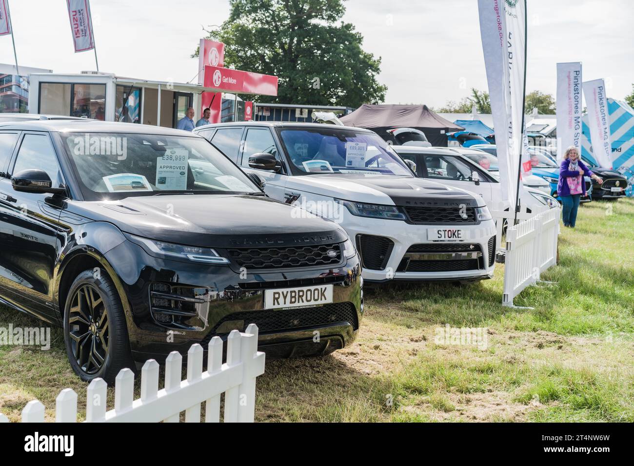 Nantwich, Cheshire, Inghilterra, 26 luglio 2023. Range Rover Evoque nera e Range Rover Sport SVR bianca presso uno stand fieristico. Foto Stock