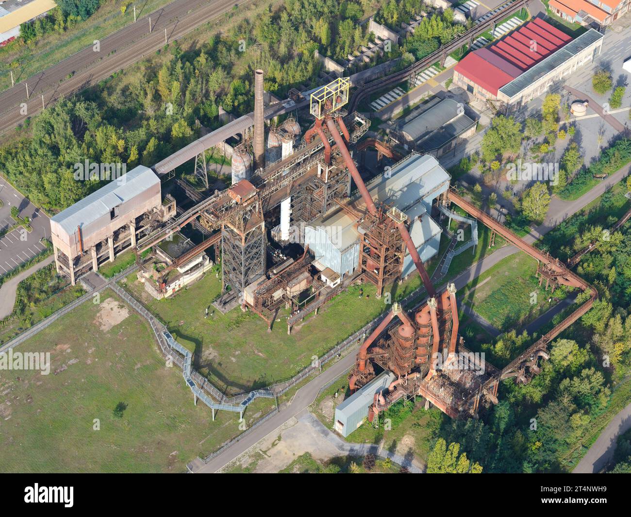 VISTA AEREA. Altoforno abbandonato (produzione di ghisa) dal 1991, oggi testimonianza del ricco passato industriale della regione. Uckange, Mosella, Francia. Foto Stock