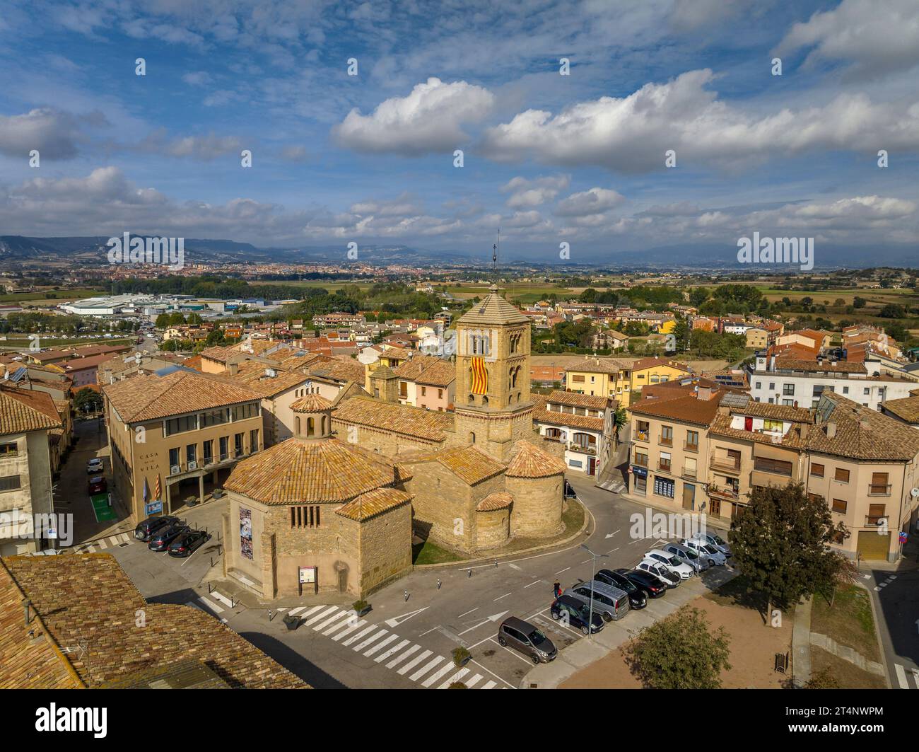 IT: Veduta aerea della città e della chiesa romanica di Santa Eugènia de Berga, in la Plana de Vic (Osona, Barcellona, Catalogna, Spagna) ESP: Vista a Foto Stock