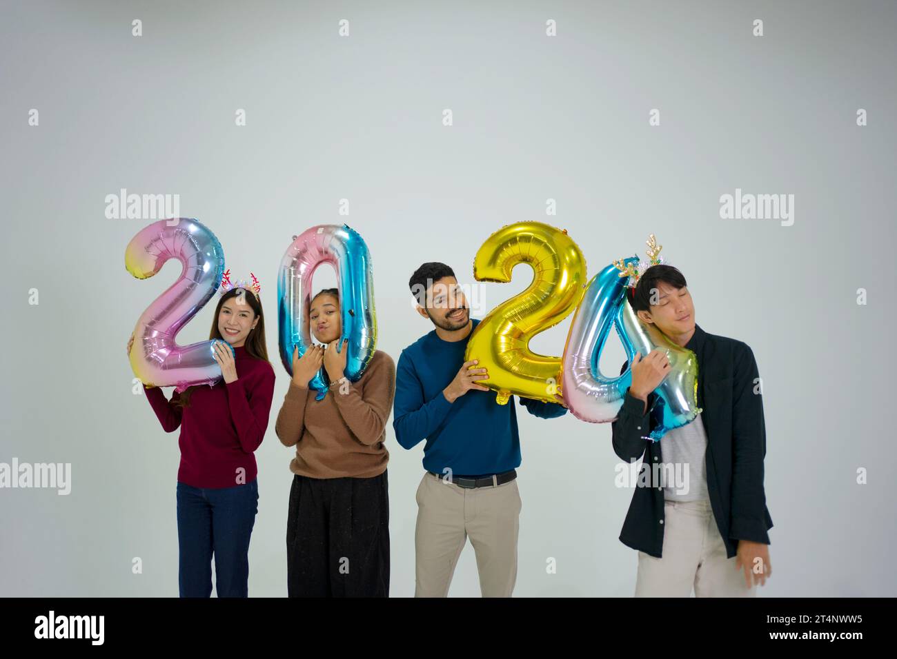 Festeggiamenti per il nuovo anno 2024. Concetto di celebrazione e amicizia. Foto Stock