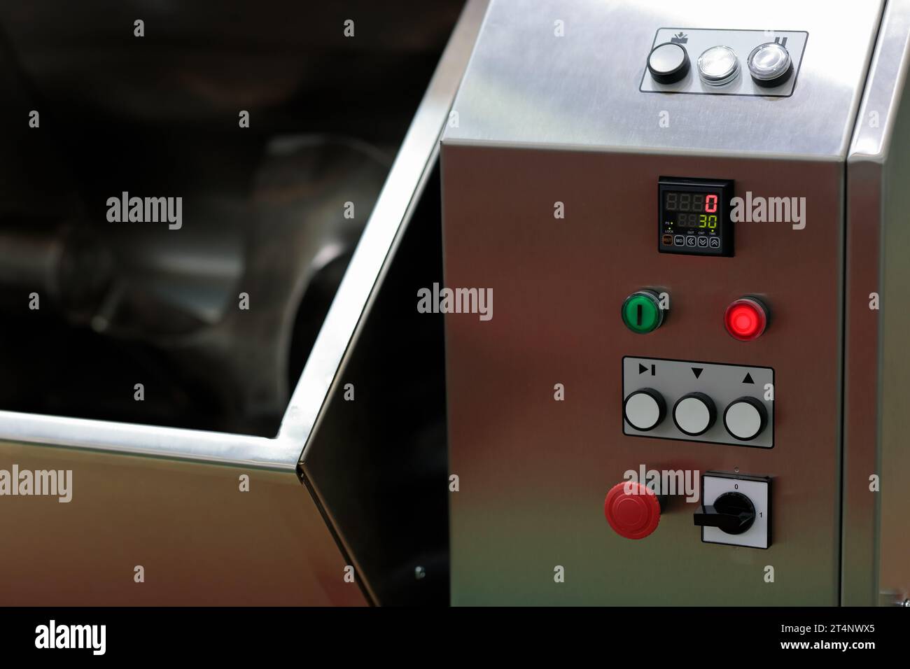 Macchina automatica industriale per il miscelatore della carne con serbatoio rotante da vicino. Miscelatore elettrico per carne in acciaio inox commerciale. Messa a fuoco selettiva. Foto Stock