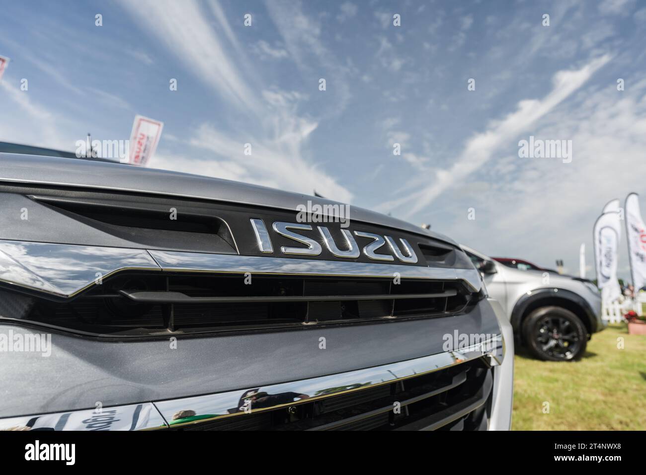 Nantwich, Cheshire, Inghilterra, 26 luglio 2023. Primo piano di una griglia cromata Isuzu D-Max, illustrazione editoriale di sfondo. Foto Stock