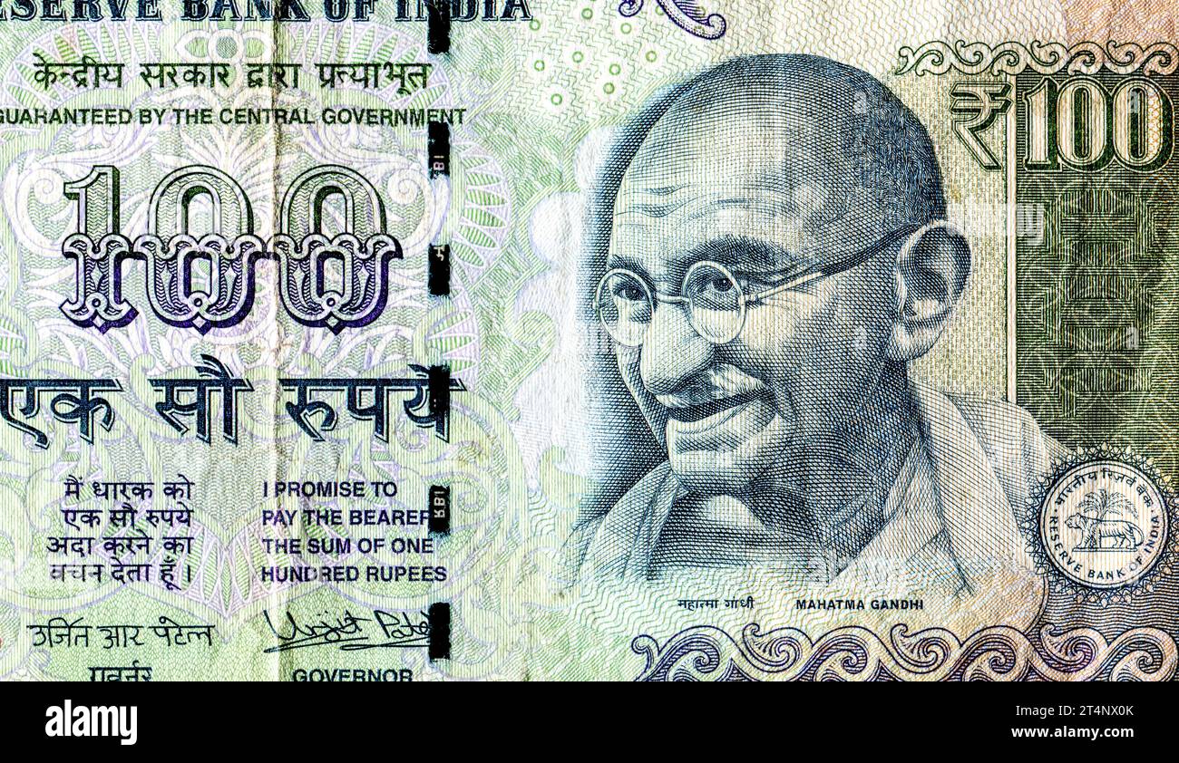 Mahatma Gandhi ritratto su banconota indiana da 100 rupie. Valuta nazionale indiana Foto Stock