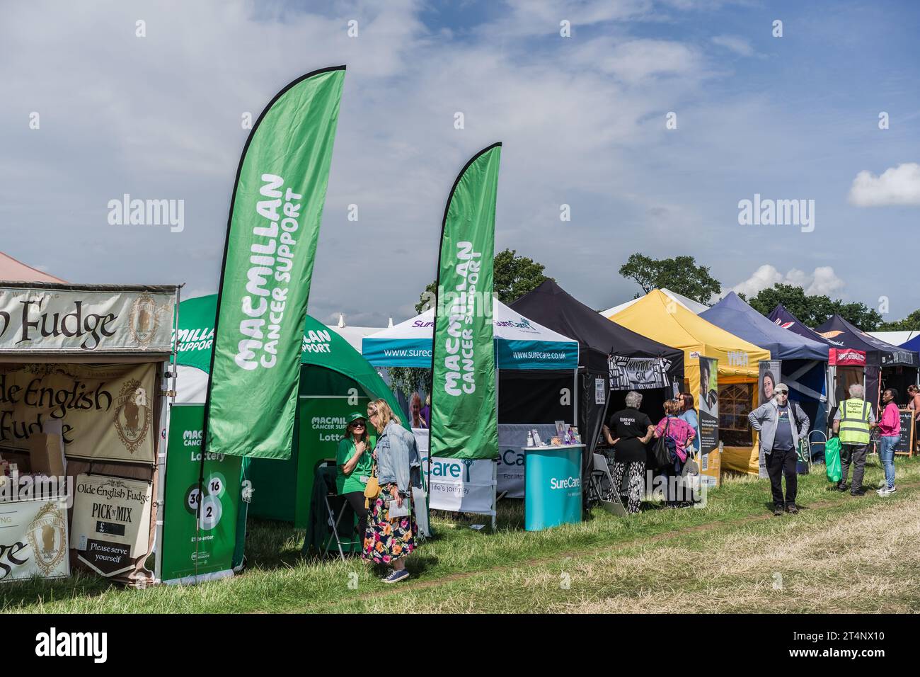 Nantwich, Cheshire, Inghilterra, 26 luglio 2023. Bancarelle a una fiera di campagna, turismo e illustrazione di viaggio editoriale. Foto Stock