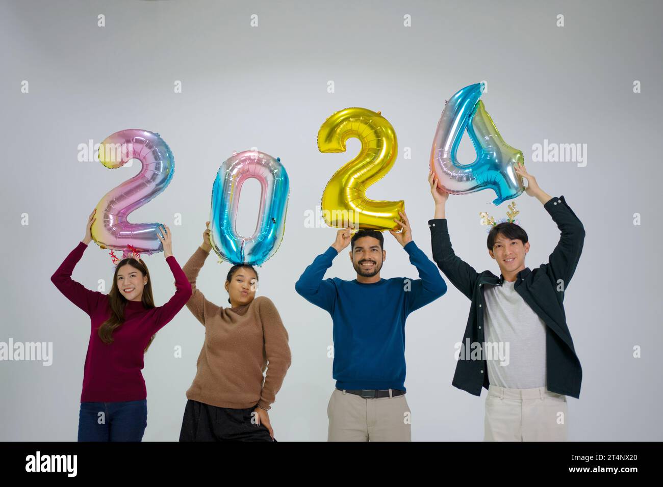 Festeggiamenti per il nuovo anno 2024. Concetto di celebrazione e amicizia. Foto Stock