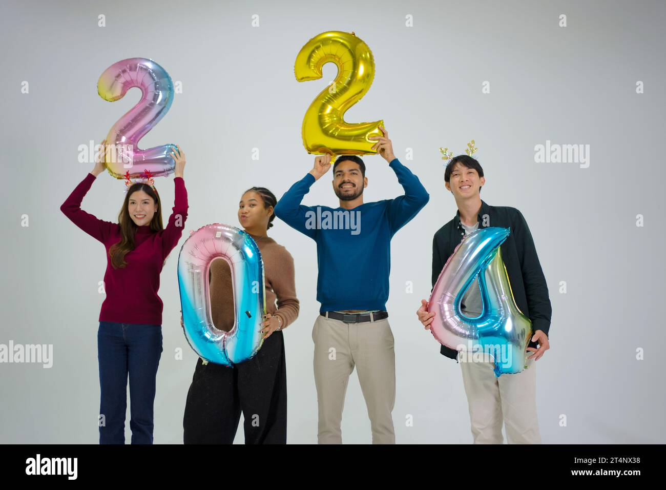 Festeggiamenti per il nuovo anno 2024. Concetto di celebrazione e amicizia. Foto Stock