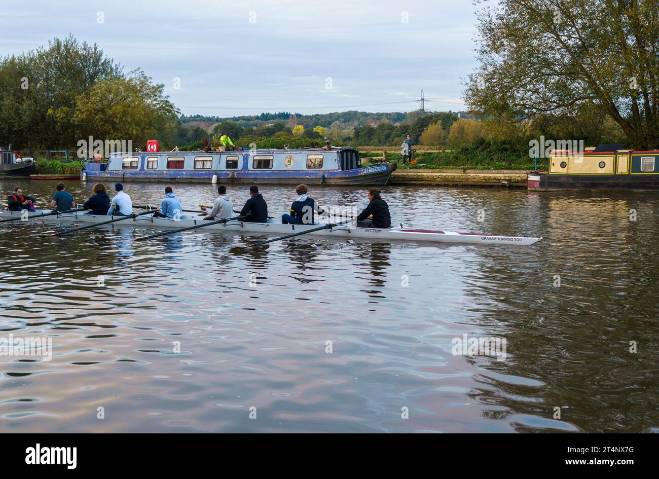 La mattina presto sul fiume Tamigi (conosciuto come Isis in questo luogo) Oxford, Inghilterra, Regno Unito con barche residenziali e un equipaggio di remi. Foto Stock