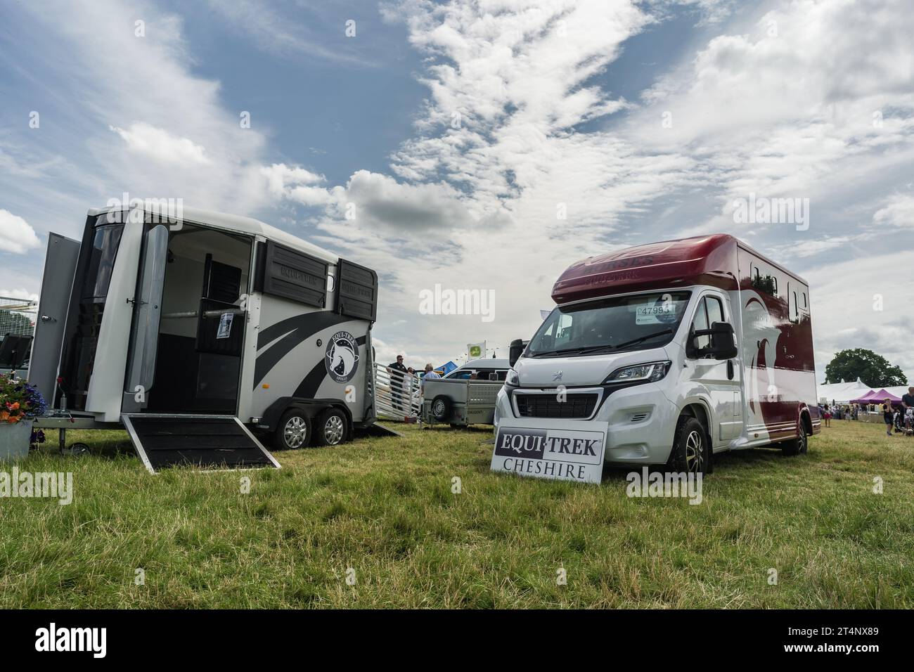 Nantwich, Cheshire, Inghilterra, 26 luglio 2023. Furgone Peugeot Horse con rimorchio presso uno stand fieristico, illustrazione editoriale equestre e trasporti. Foto Stock