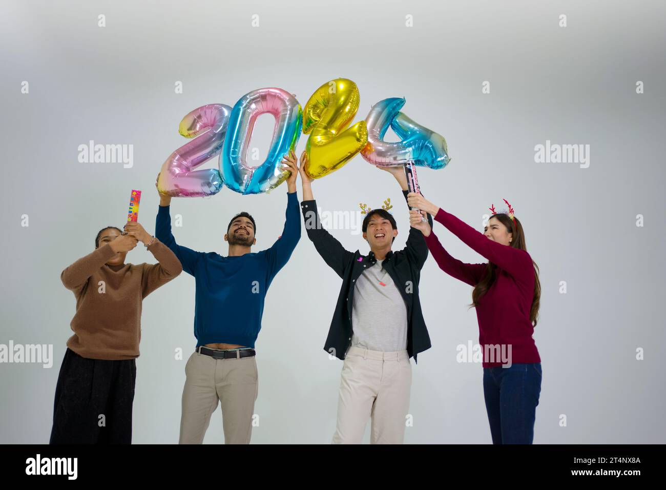 Festeggiamenti per il nuovo anno 2024. Concetto di celebrazione e amicizia. Foto Stock