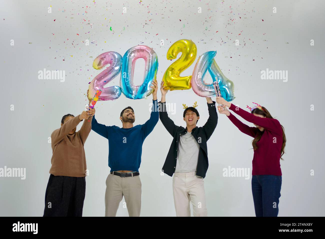 Festeggiamenti per il nuovo anno 2024. Concetto di celebrazione e amicizia. Foto Stock