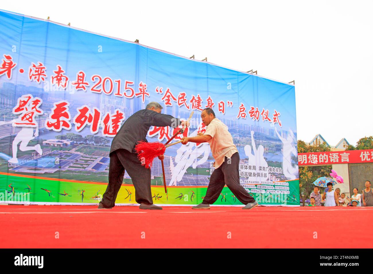 Contea di Luannan - 7 agosto: Esibizione di kumite di arti marziali sul palco, il 7 agosto 2015, contea luannan, provincia di hebei, Cina Foto Stock