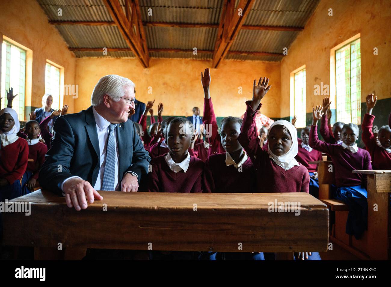 Songea, Tanzania. 1 novembre 2023. Il presidente tedesco Frank-Walter Steinmeier siede accanto alle studentesse in una classe alla Maji-Maji Primary School di Songea. Ha concluso il suo viaggio in Tanzania mercoledì con un contributo a venire a patti con il passato coloniale della Germania e ha anche incontrato famiglie a Songea i cui antenati sono morti in una guerra combattuta brutalmente nella colonia dell'Africa orientale tedesca. Crediti: Bernd von Jutrczenka/dpa/Alamy Live News Foto Stock