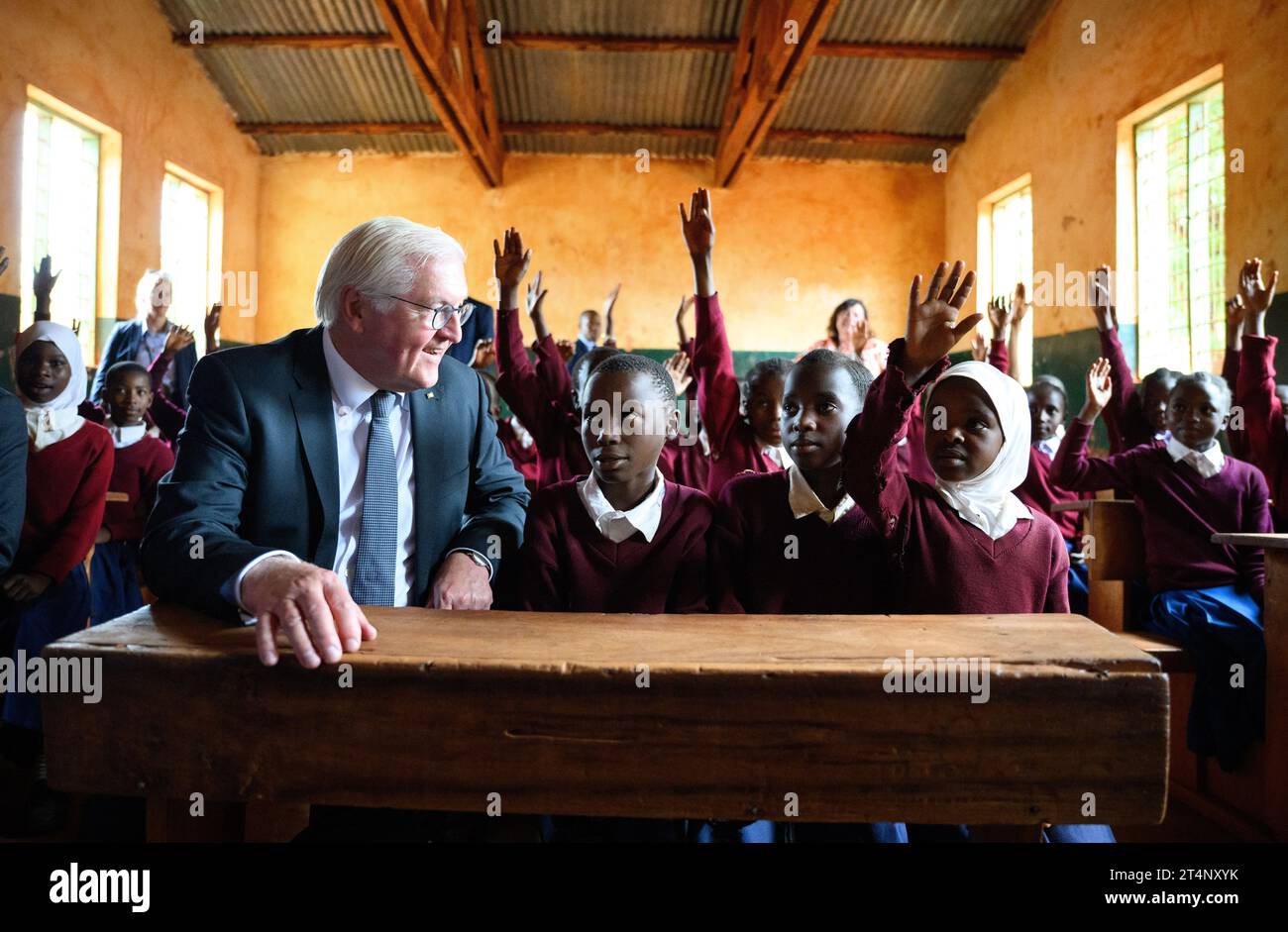 Songea, Tanzania. 1 novembre 2023. Il presidente tedesco Frank-Walter Steinmeier siede accanto alle studentesse in una classe alla Maji-Maji Primary School di Songea. Ha concluso il suo viaggio in Tanzania mercoledì con un contributo a venire a patti con il passato coloniale della Germania e ha anche incontrato famiglie a Songea i cui antenati sono morti in una guerra combattuta brutalmente nella colonia dell'Africa orientale tedesca. Crediti: Bernd von Jutrczenka/dpa/Alamy Live News Foto Stock