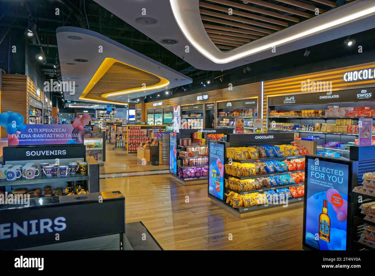 Area duty free presso l'aeroporto di Diagoras (noto anche come aeroporto di Rodi) sull'isola greca di Rodi, Grecia. Foto Stock