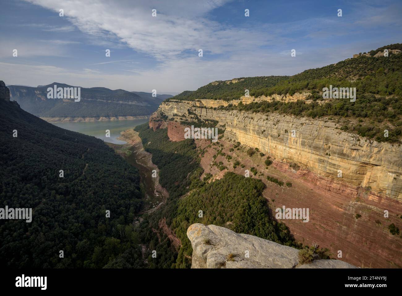 Vista dal Morro de l'Abella verso il bacino di Sau, quasi vuoto a causa della siccità del 2022-23, a Collsacabra (Osona, Barcellona, Catalogna, Spagna) Foto Stock