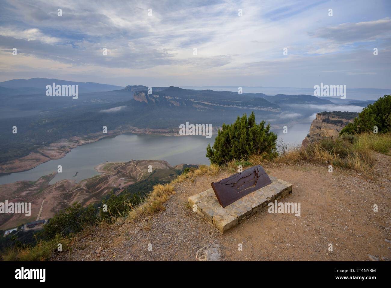Vista dal punto panoramico di Castell (castello) sulle scogliere di Tavertet, verso il serbatoio Sau quasi vuoto a causa della siccità del 2023. Osona Barcelona Spagna Foto Stock