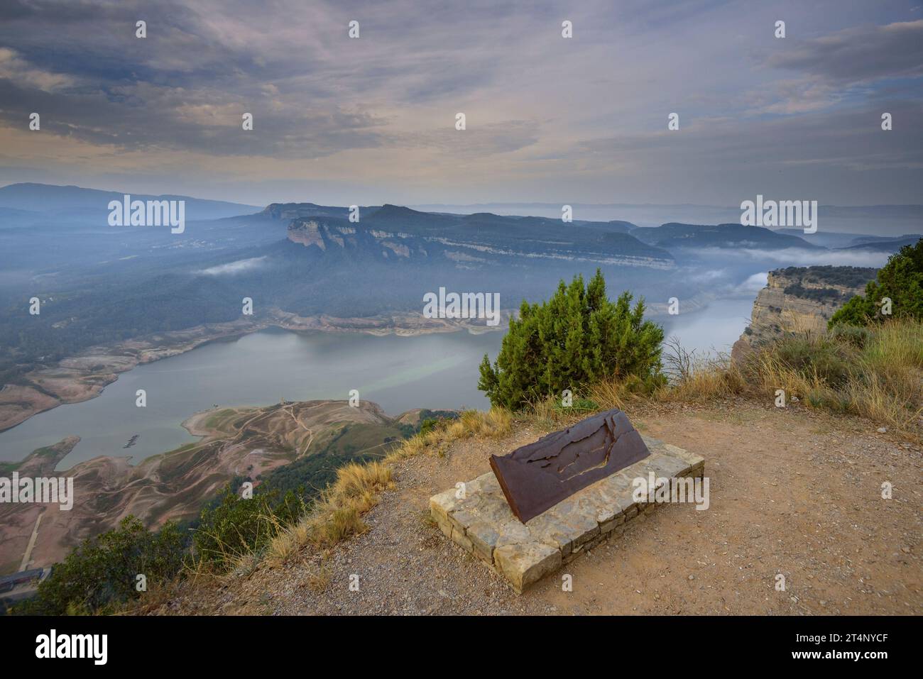 Vista dal punto panoramico di Castell (castello) sulle scogliere di Tavertet, verso il serbatoio Sau quasi vuoto a causa della siccità del 2023. Osona Barcelona Spagna Foto Stock