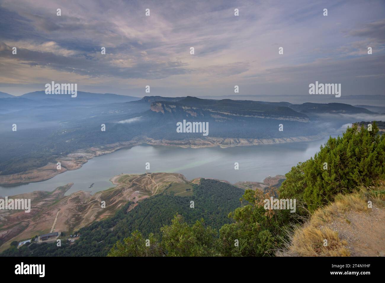 Vista dal punto panoramico di Castell (castello) sulle scogliere di Tavertet, verso il serbatoio Sau quasi vuoto a causa della siccità del 2023. Osona Barcelona Spagna Foto Stock
