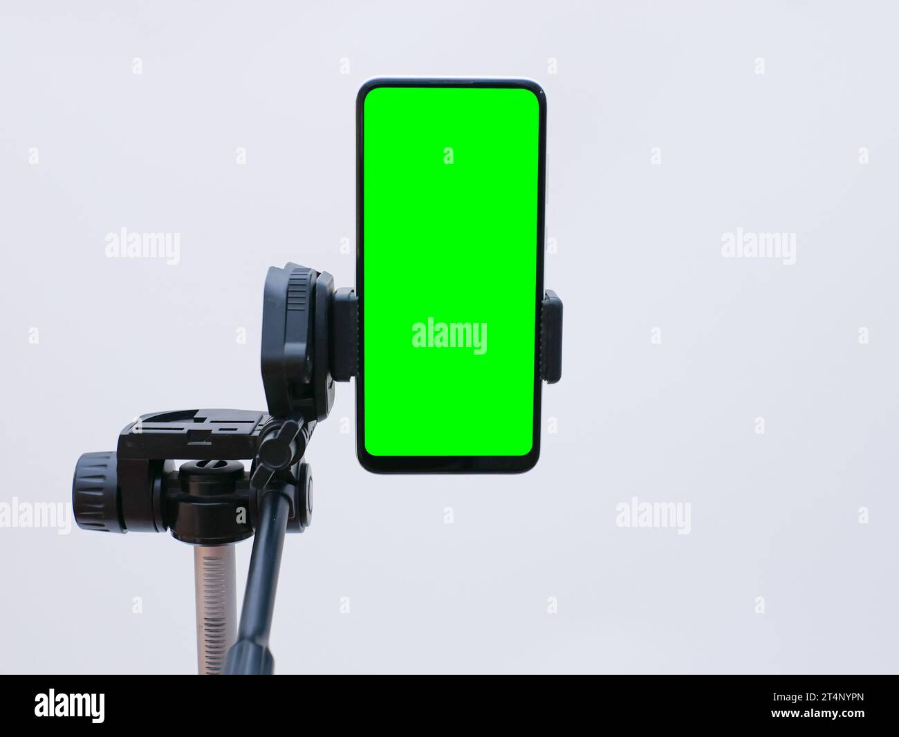 smartphone con schermo verde sul supporto per treppiedi. modello di smartphone con chroma key Foto Stock