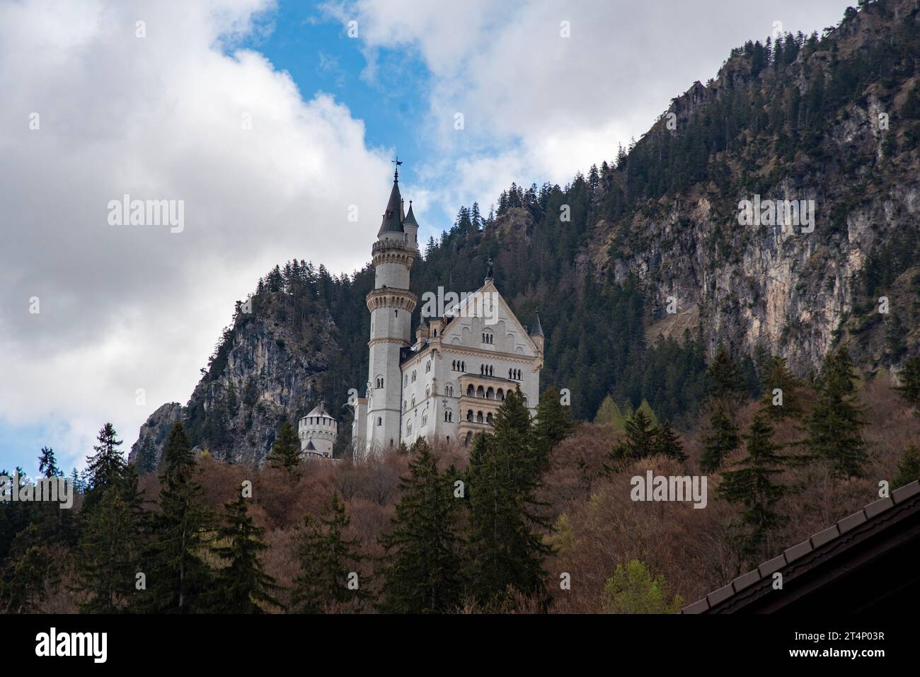 Bellissima vista del famoso castello di Neuschwanstein, il XIX secolo Revival Romanico Palace costruito per il re Ludwig II, con panoramiche montagne landsc Foto Stock