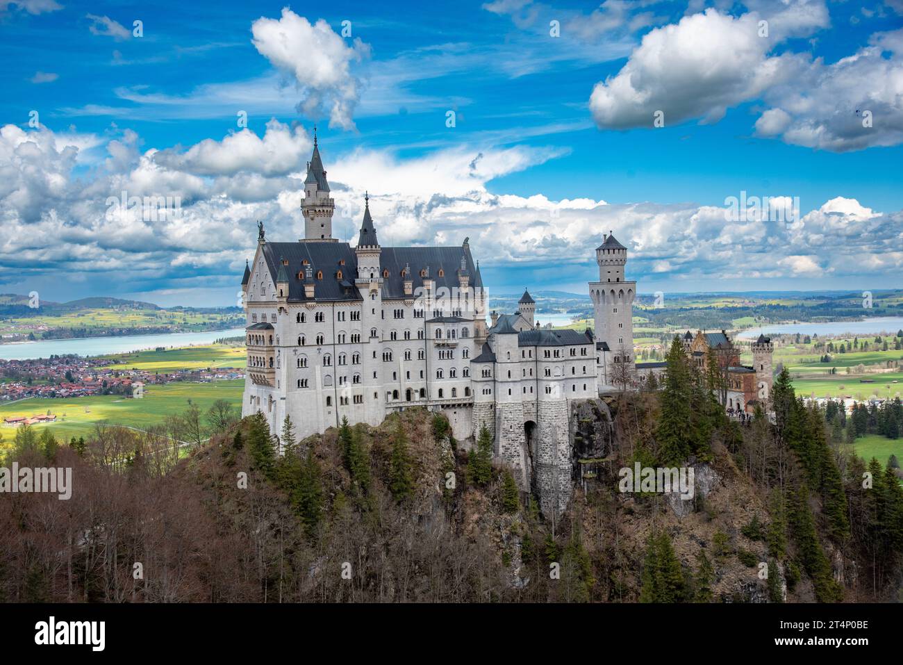 Castello di Neuschwanstein ai piedi delle Alpi nel sud della Germania Foto Stock