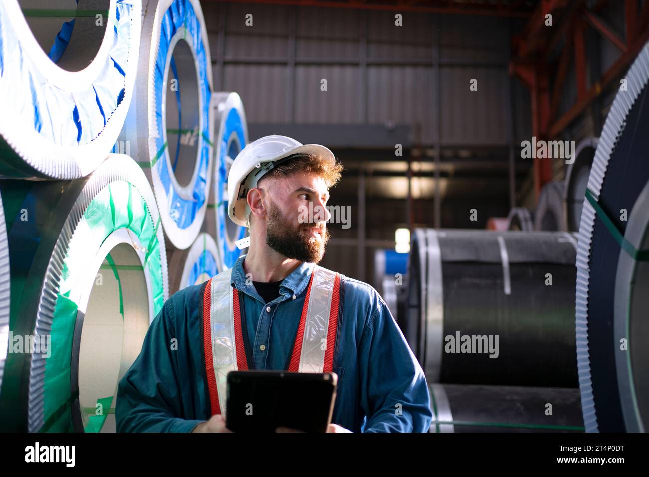 Operaio Blue Collar lavora presso una fabbrica di lamiere. Concetto di operaio e industria. Foto Stock