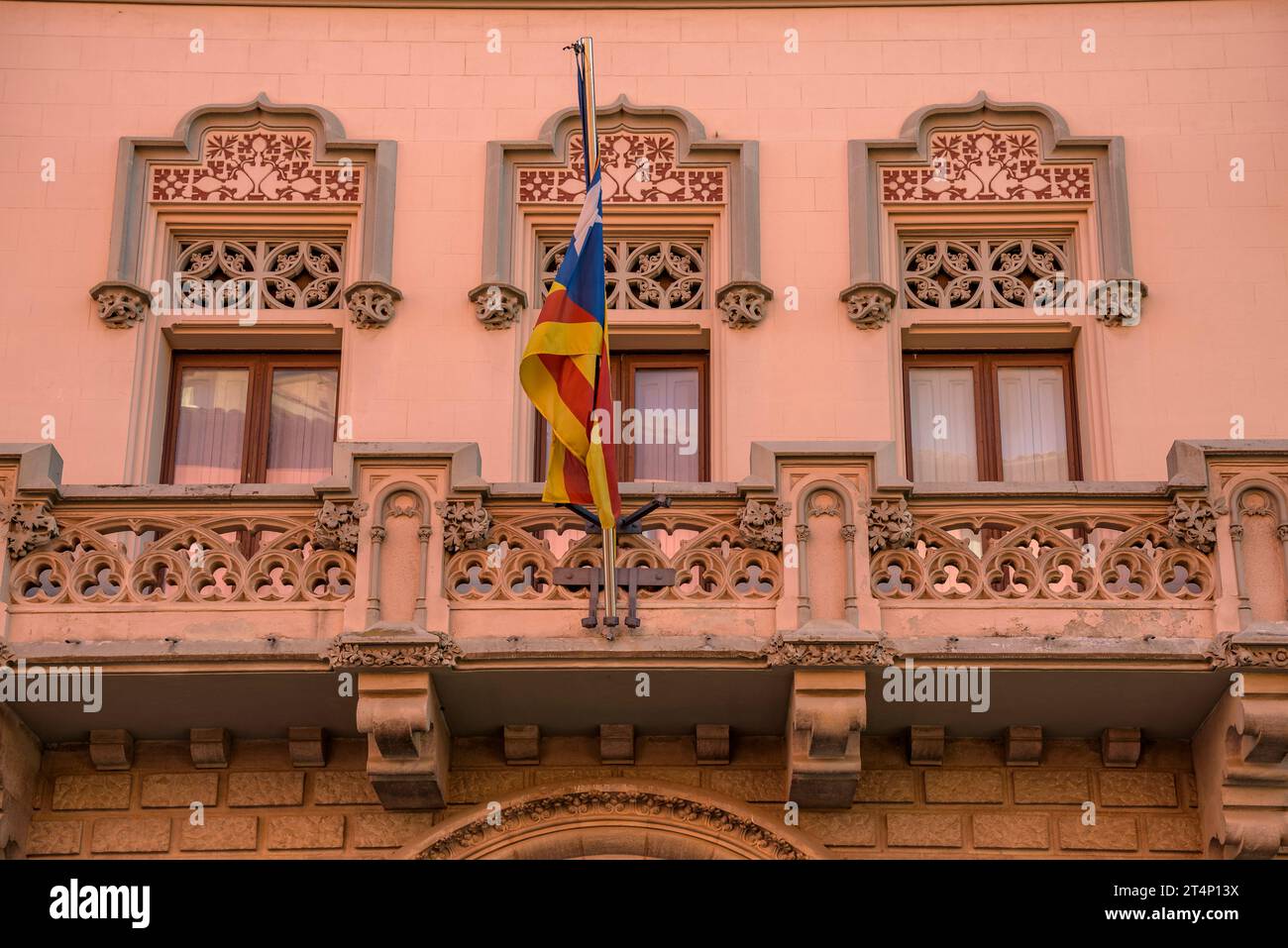 Facciata della casa Comella, in stile modernista, a Vic (Osona, Barcellona, Catalogna, Spagna) ESP: Fachada de la casa Comella, de estilo modernista, Vic Foto Stock