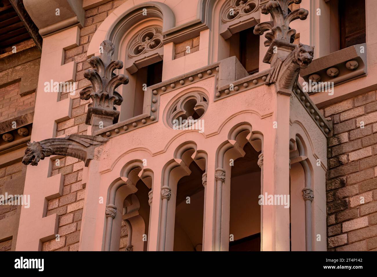 Facciata della casa Comella, in stile modernista, a Vic (Osona, Barcellona, Catalogna, Spagna) ESP: Fachada de la casa Comella, de estilo modernista, Vic Foto Stock