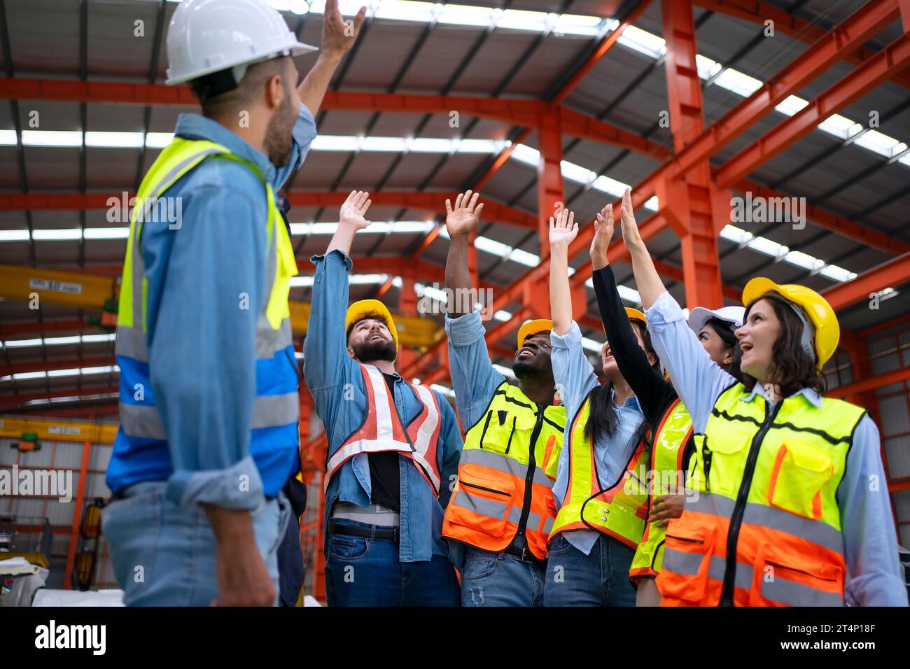 Operaio Blue Collar lavora presso una fabbrica di lamiere. Concetto di operaio e industria. Foto Stock