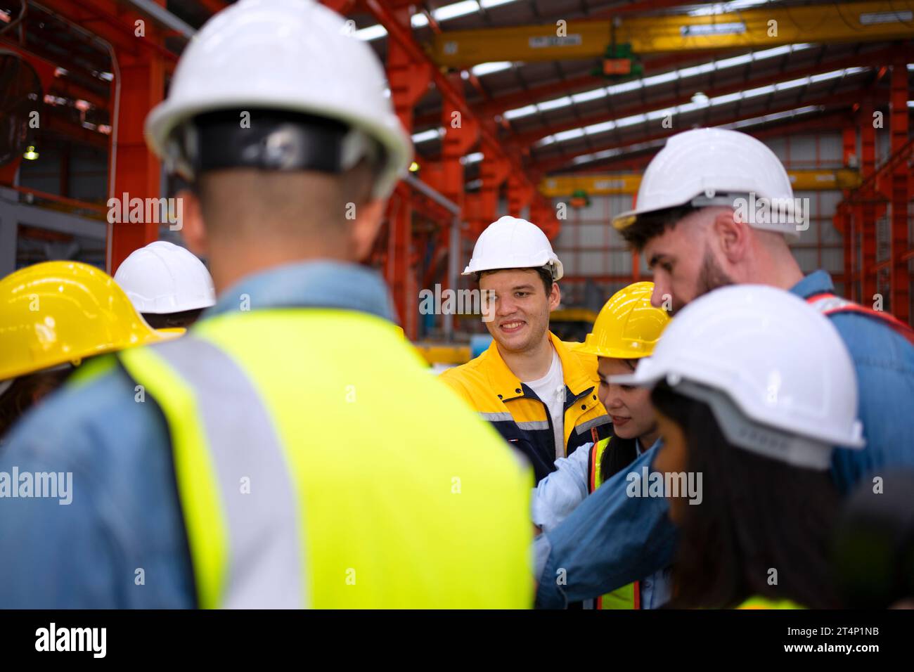 Operaio Blue Collar lavora presso una fabbrica di lamiere. Concetto di operaio e industria. Foto Stock