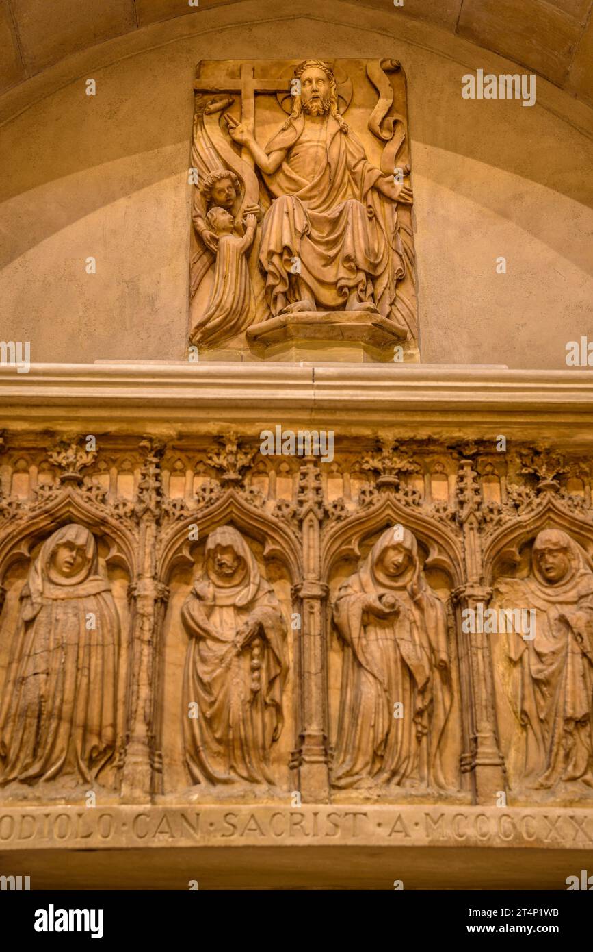 Tomba gotica di Bernat Despujol, situata nell'ambulatorio della cattedrale di Vic (Osona, Barcellona, Catalogna, Spagna) ESP: Sepulcro Gótico en Vic Foto Stock