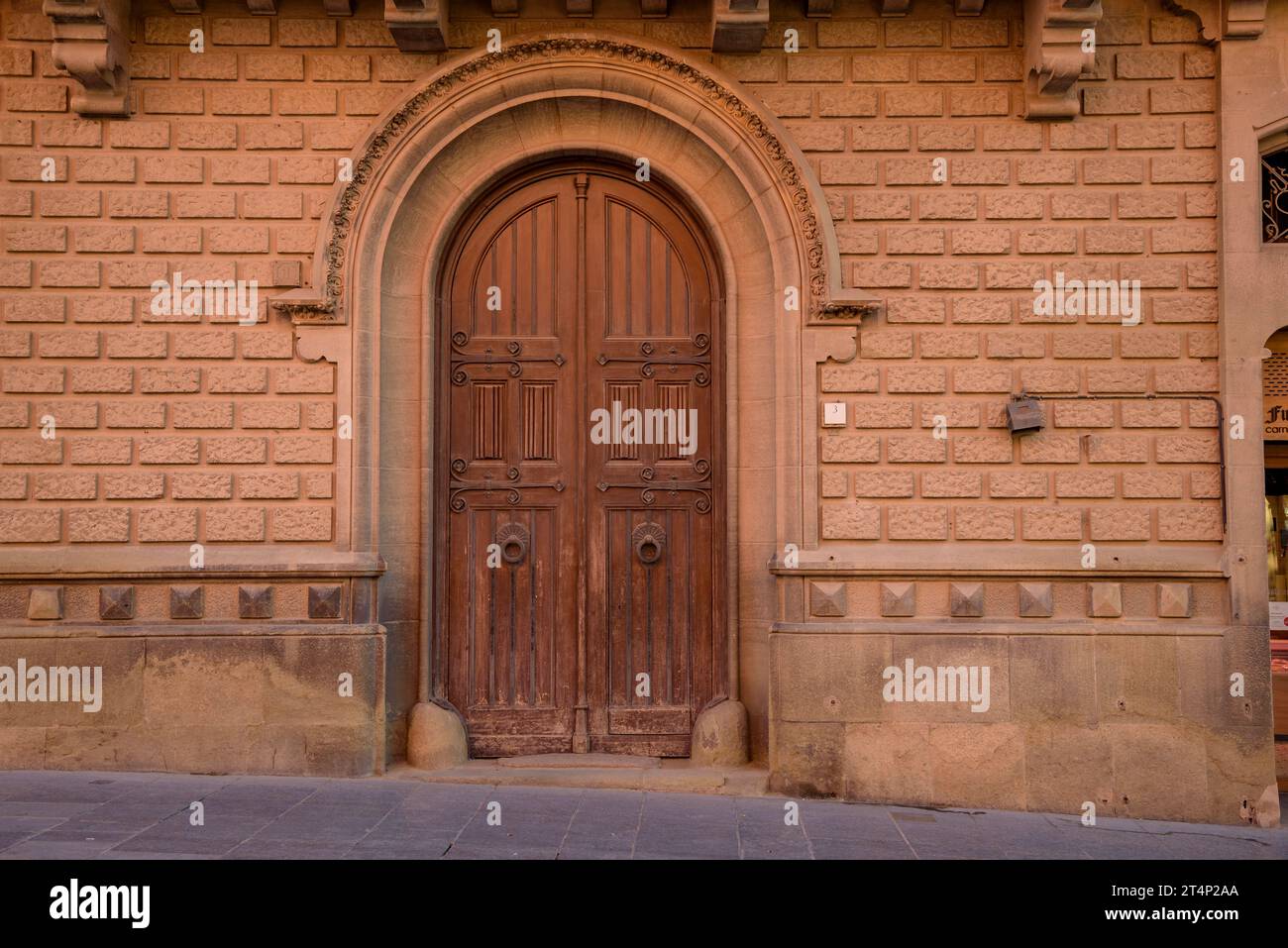 Facciata della casa Comella, in stile modernista, a Vic (Osona, Barcellona, Catalogna, Spagna) ESP: Fachada de la casa Comella, de estilo modernista, Vic Foto Stock