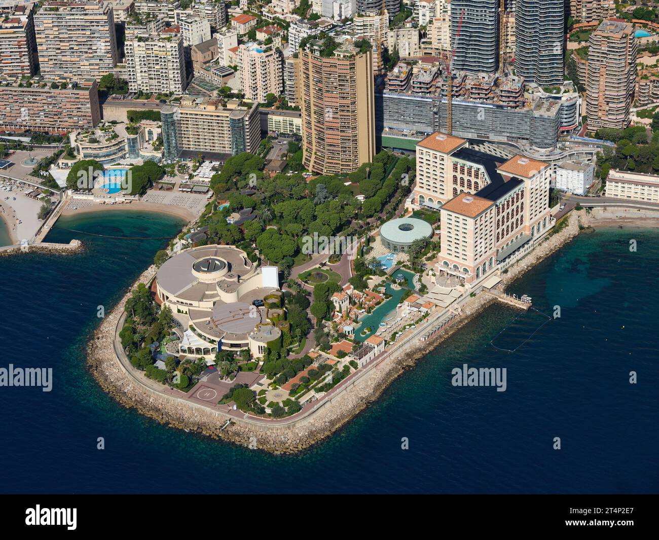 VISTA AEREA. Hotel di lusso costruito su terreni bonificata. Monte-Carlo Bay Hotel and Resort, reparto di Larvotto, Principato di Monaco. Foto Stock