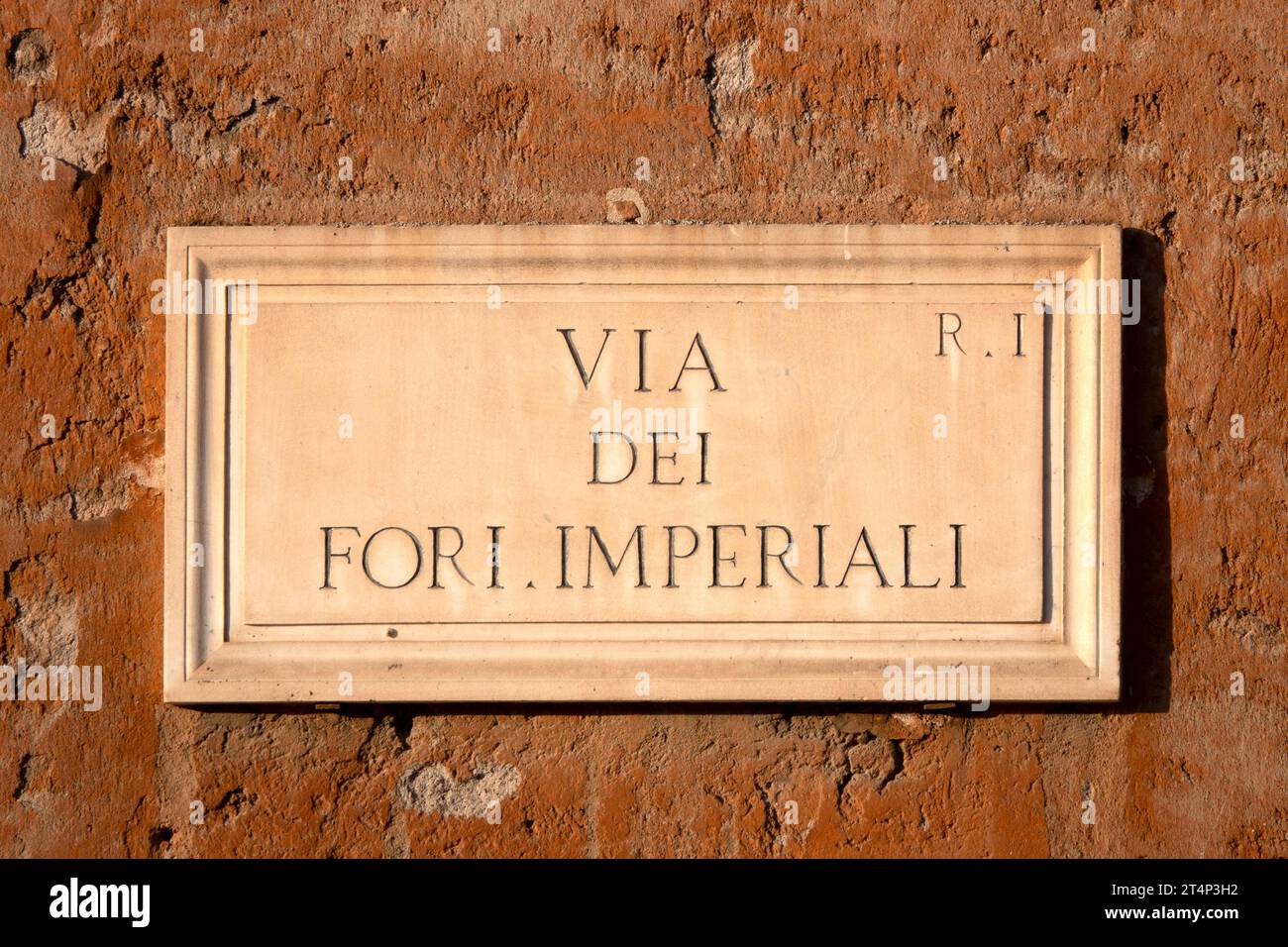 "Via dei fori Imperiali" targa di marmo su un muro, Roma, Italia Foto Stock