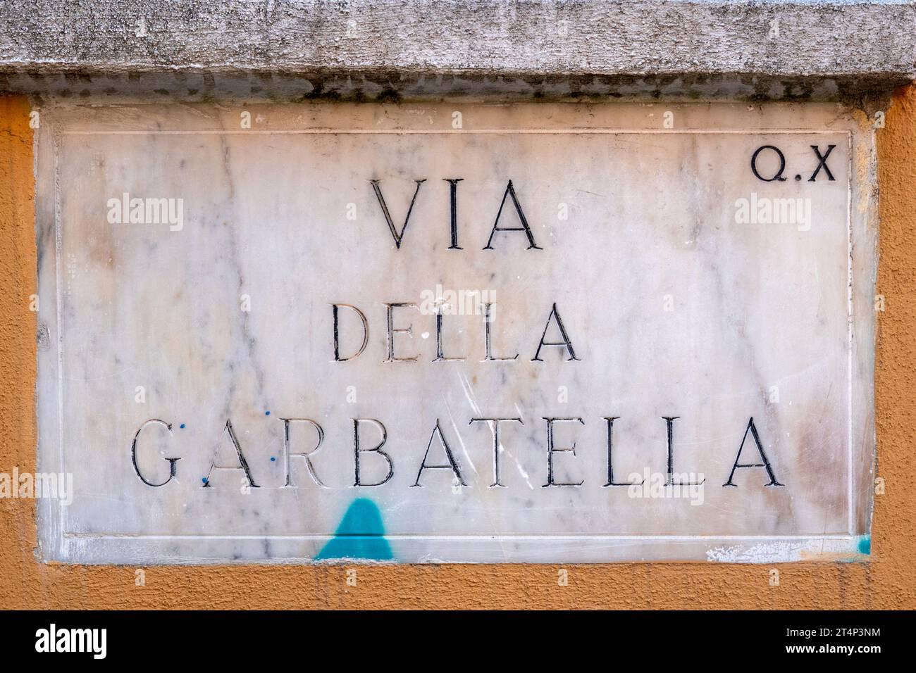 Targa di marmo "via della Garbatella" su un muro, Roma, Italia Foto Stock