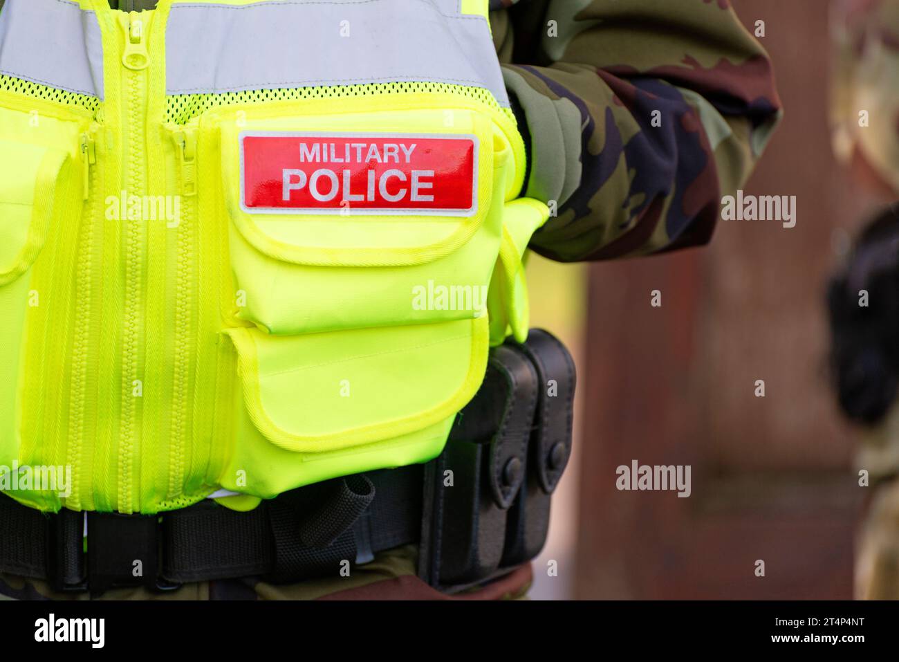 Un ufficiale di polizia militare con un giubbotto ad alta visibilità e un mimetismo. Foto Stock