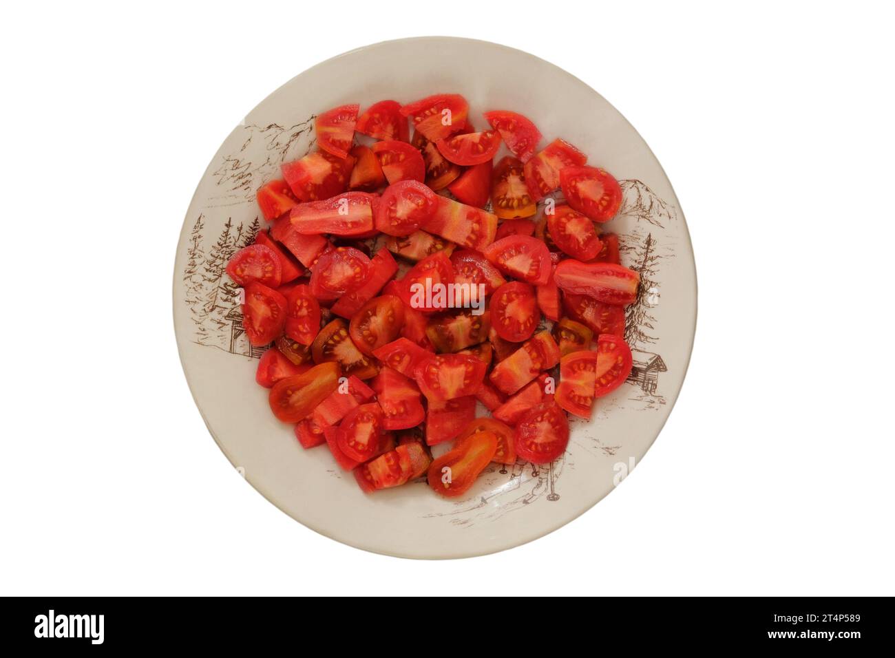 I pomodori in una piastra di argilla isolano su sfondo bianco. Pomodori rossi a fette in un recipiente rustico beige. Foto Stock