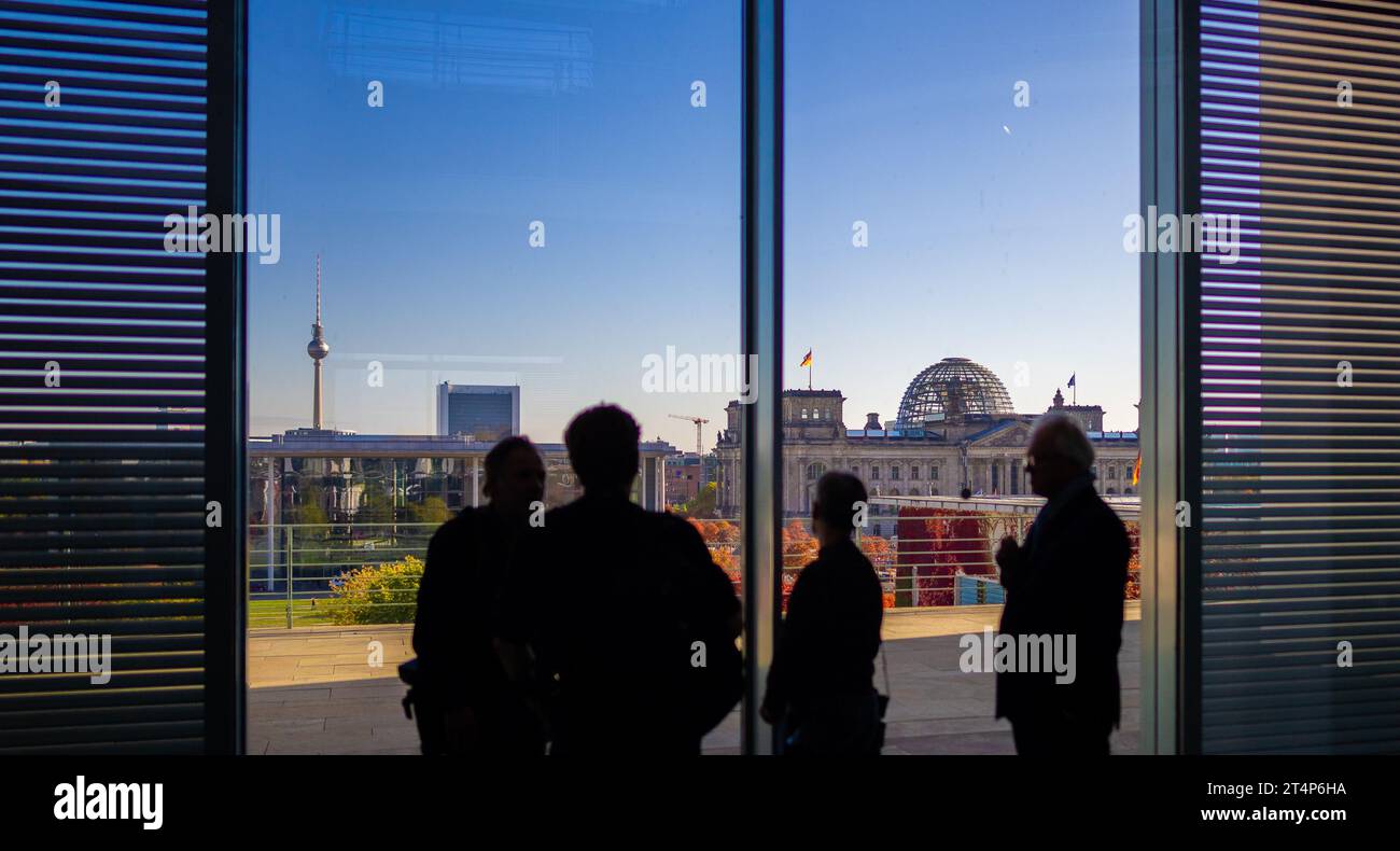 Berlino, Germania. 1 novembre 2023. I giornalisti si trovano alla finestra dell'Ufficio del Cancelliere prima dell'inizio della riunione del Gabinetto federale e guardano il quartiere del governo con il Bundestag e la torre televisiva sullo sfondo. Crediti: Michael Kappeler/dpa/Alamy Live News Foto Stock