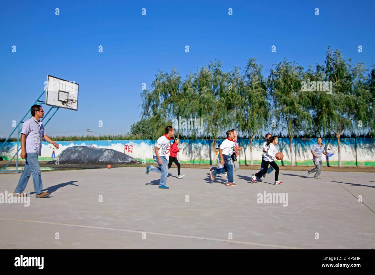 Contea di Luannan - settembre 25: Gli studenti fanno il loro lavoro manuale, Contea di Luannan, provincia di Hebei, Cina, settembre 25, 2015 Foto Stock