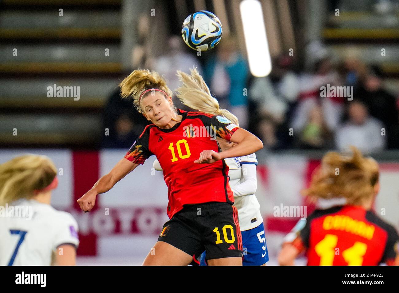 Lovanio, Belgio. 31 ottobre 2023. LOVANIO, BELGIO - OTTOBRE 31: Il Belgio Justine Vanhaevermaet e l'Inghilterra Alex Greenwood gareggiano per la palla diretta durante la partita della UEFA Women's Nations League tra Belgio e Inghilterra a Den Dreef il 31 ottobre 2023 a Lovanio, Belgio (foto di Rene Nijhuis/BSR Agency) credito: Agenzia BSR/Alamy Live News Foto Stock