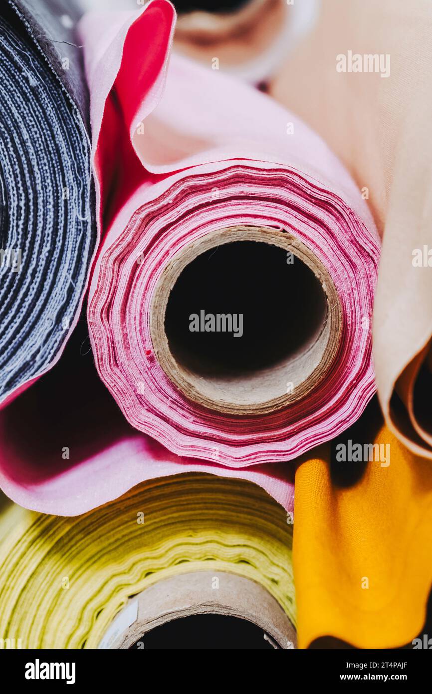 Rotoli di tessuto con motivi colorati - attrezzatura da cucire Foto Stock