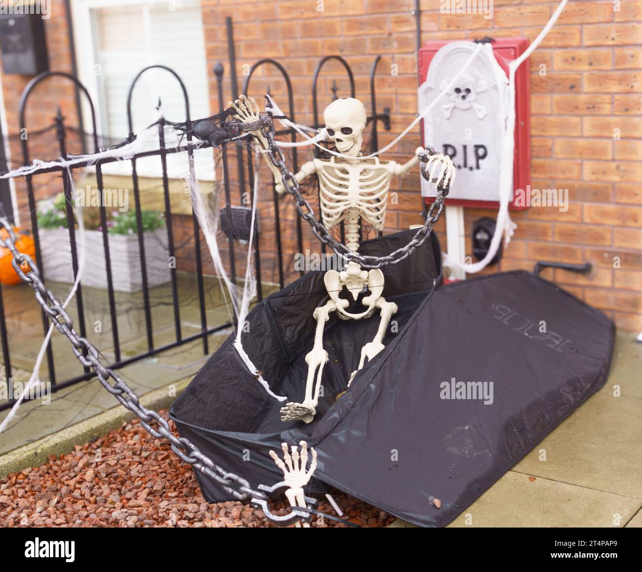 Una casa in una zona residenziale in Inghilterra decorata per Halloween. Foto Stock