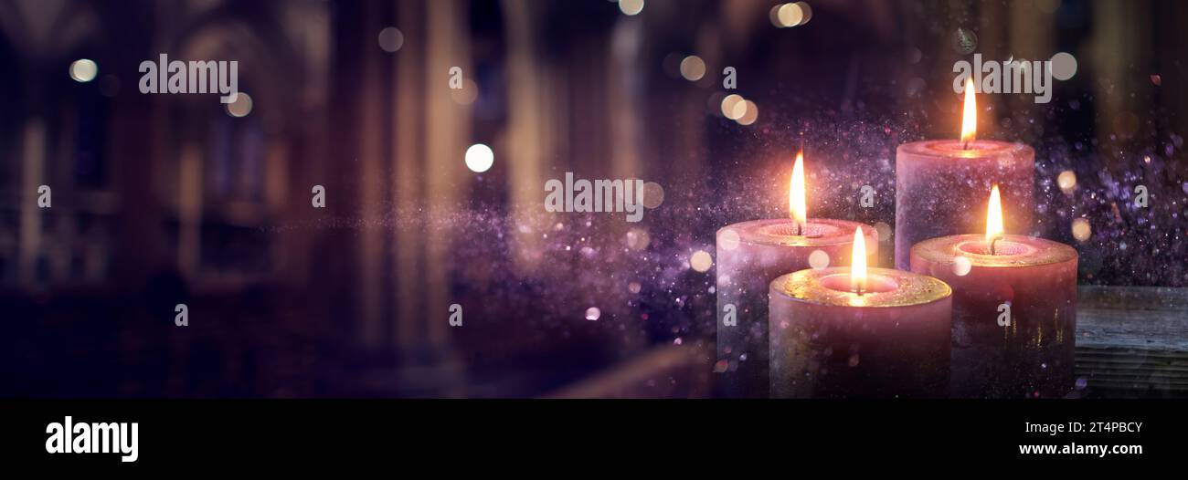Advent Candles Burning in the Dark con glitter sulle fiamme e Abstract Defocus Lights Foto Stock