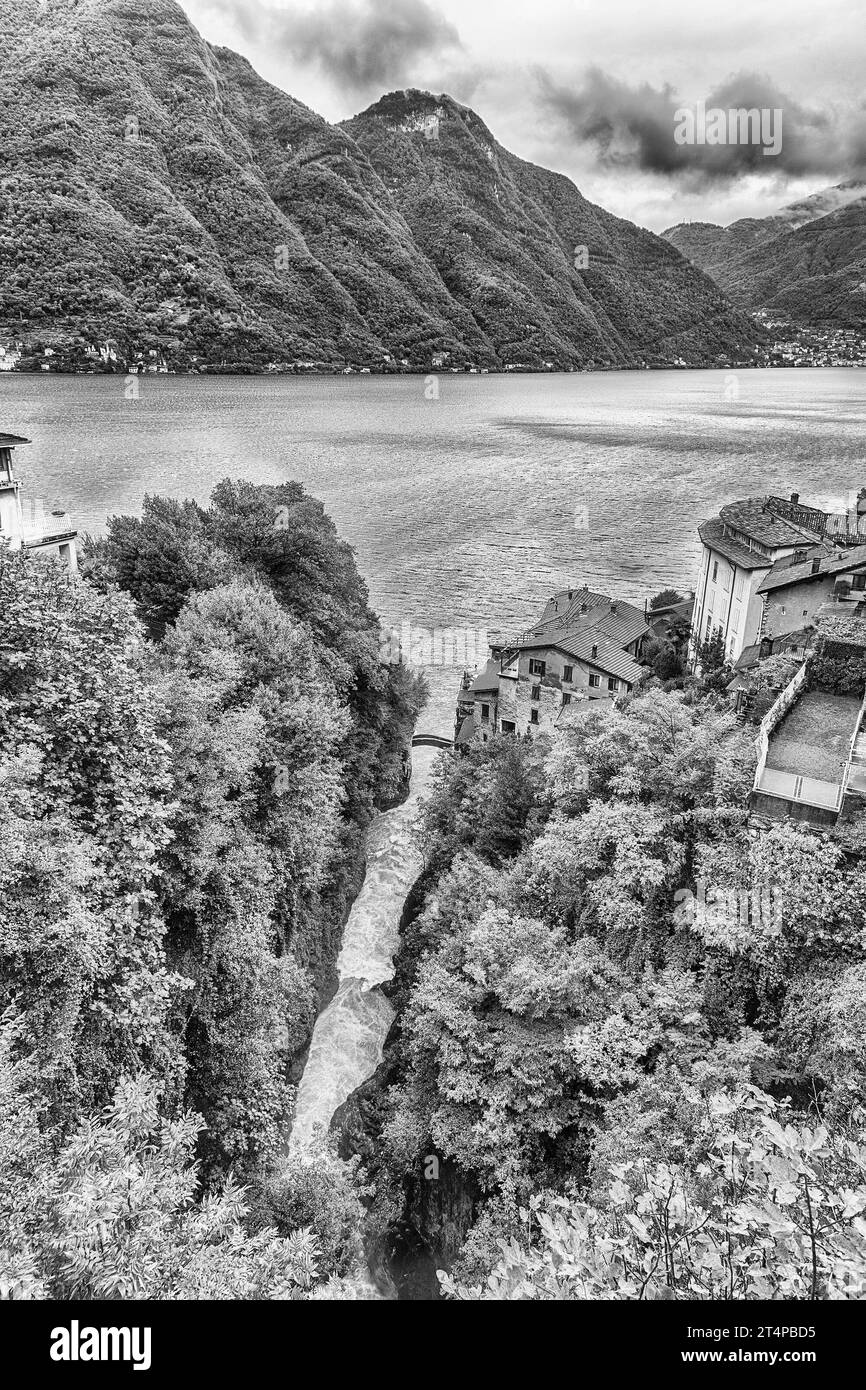 Canyon panoramico chiamato Orrido di Bellano, formato per erosione dal fiume Pioverna prima di entrare nel lago di Como, Italia Foto Stock