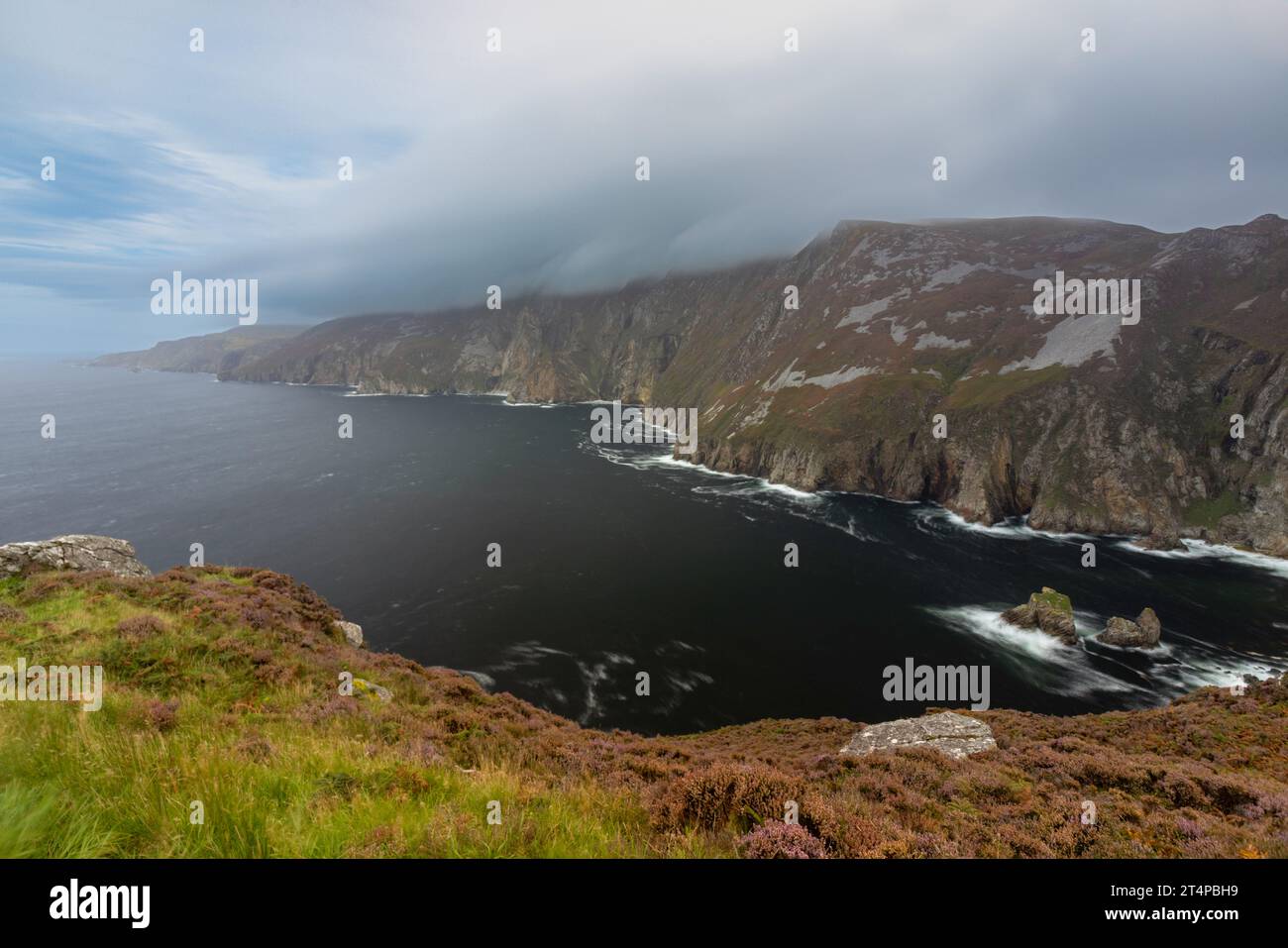 Le torreggianti scogliere della Slieve League sulla costa frastagliata di Donegal sono alcune delle scogliere più alte d'Europa. Foto Stock