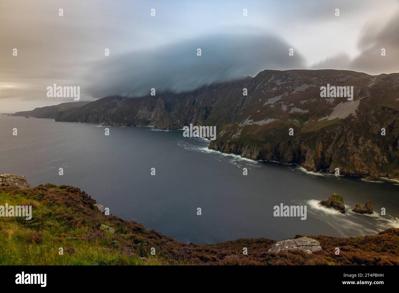 Le torreggianti scogliere della Slieve League sulla costa frastagliata di Donegal sono alcune delle scogliere più alte d'Europa. Foto Stock