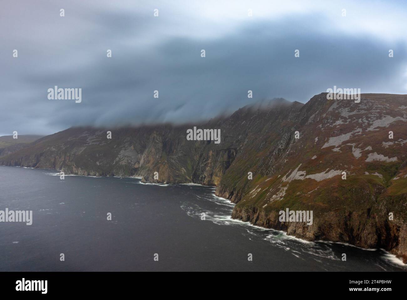 Le torreggianti scogliere della Slieve League sulla costa frastagliata di Donegal sono alcune delle scogliere più alte d'Europa. Foto Stock