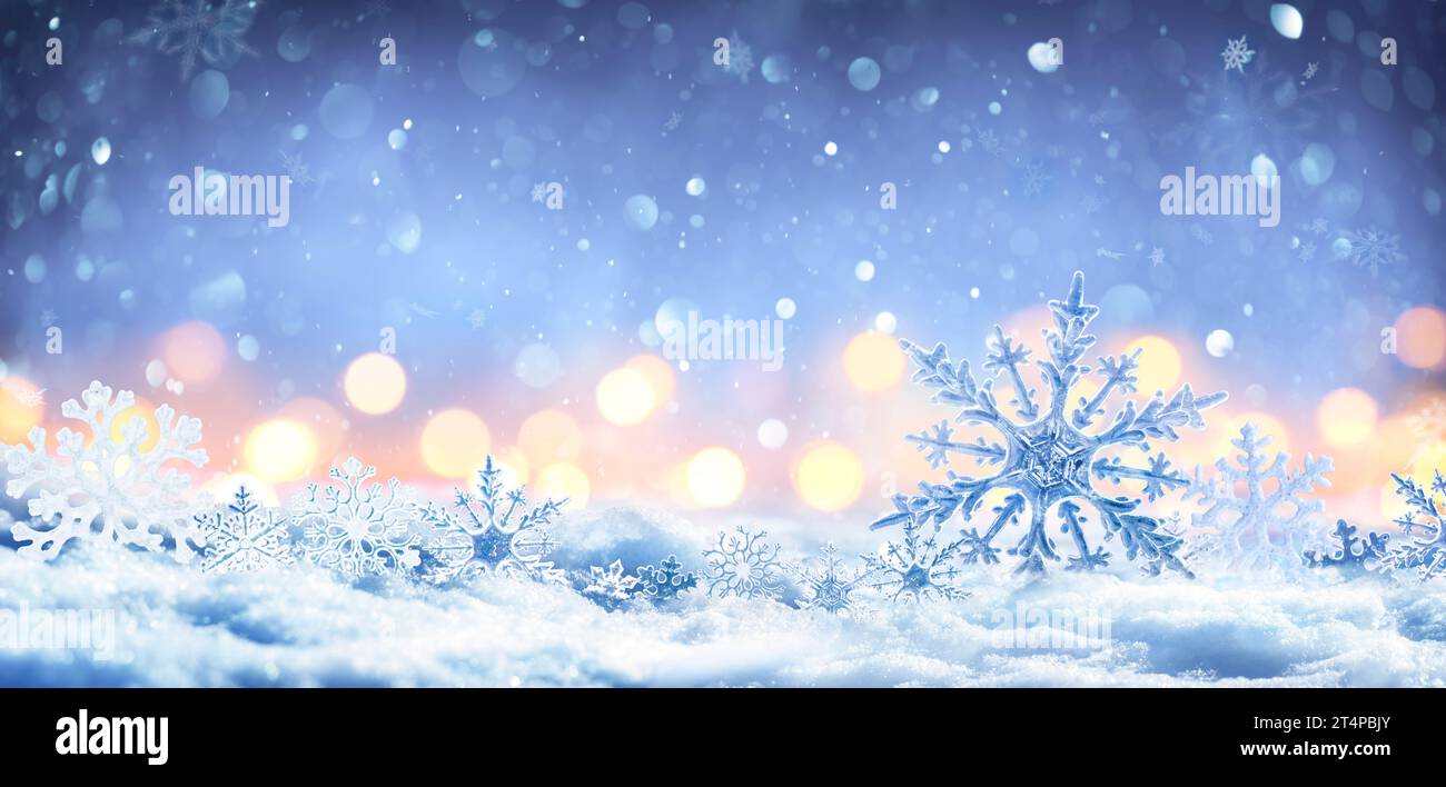 Fiocchi di neve sulla neve con bokeh di luci natalizie - deriva di neve reale e cristalli acrilici - questa immagine contiene il rendering 3D. Foto Stock